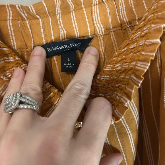 Banana Republic Gold Smocked Ruffled Tank Top, Size L - Picture 5 of 7